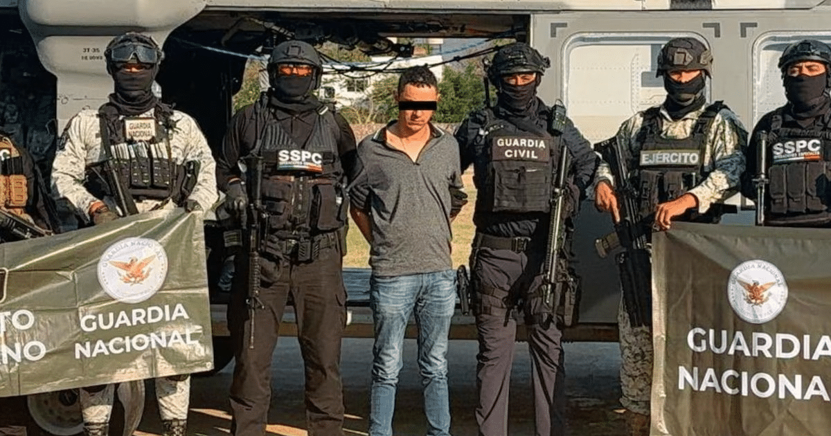 Gerardo “N” bajo custodia de la Guardia Nacional, rodeado de fuerzas de seguridad y un helicóptero al fondo.