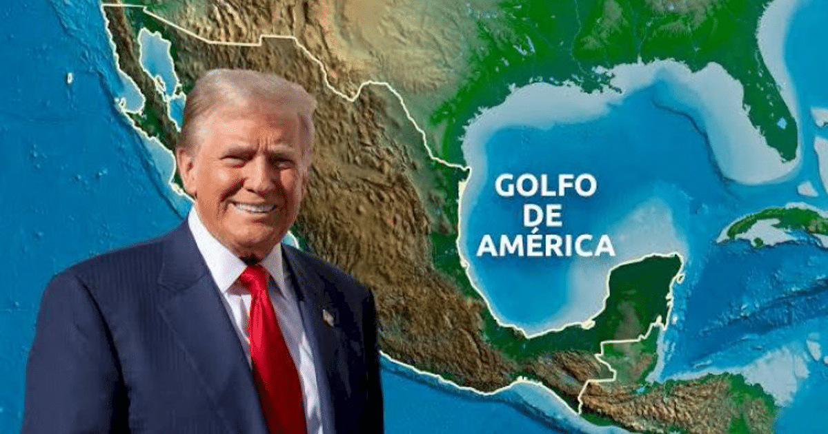 Persona sonriente frente a un mapa del Golfo de América, destacando el cambio de nombre del Golfo de México.