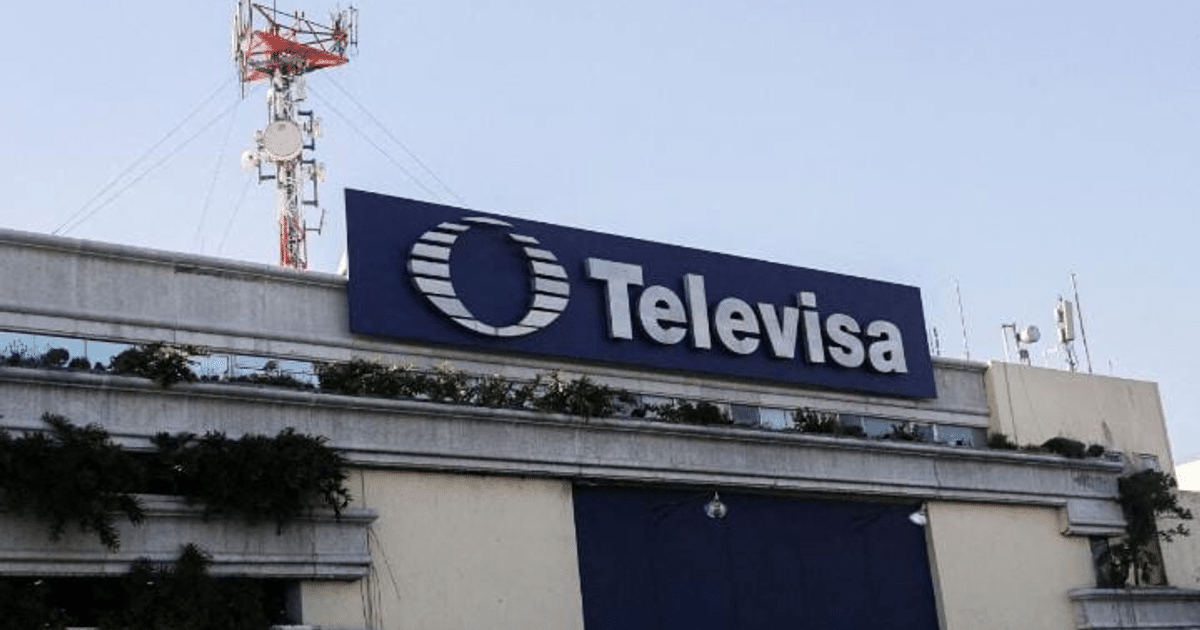 Edificio de Televisa con torre de transmisión y cielo despejado