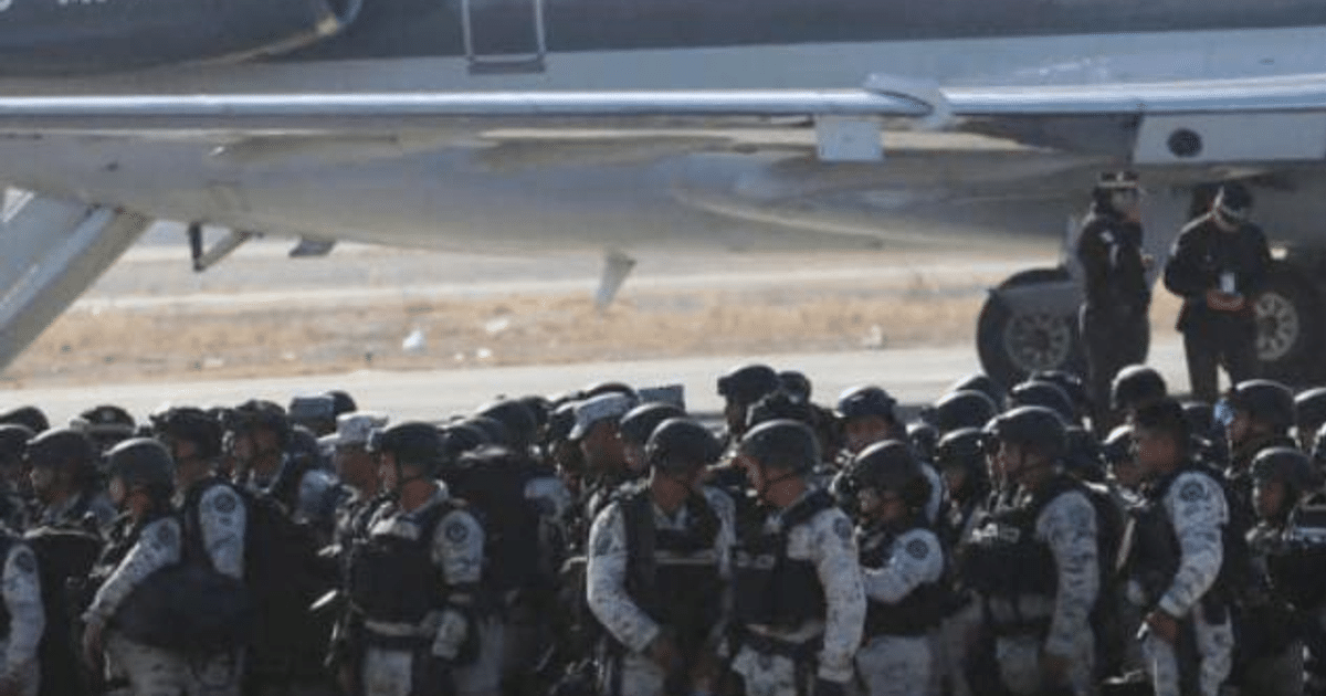 Efectivos de la Guardia Nacional en Sonora cerca de un avión