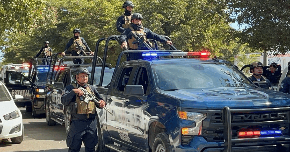 Convoy policial en Guasave con vehículos y agentes armados en operación de seguridad.