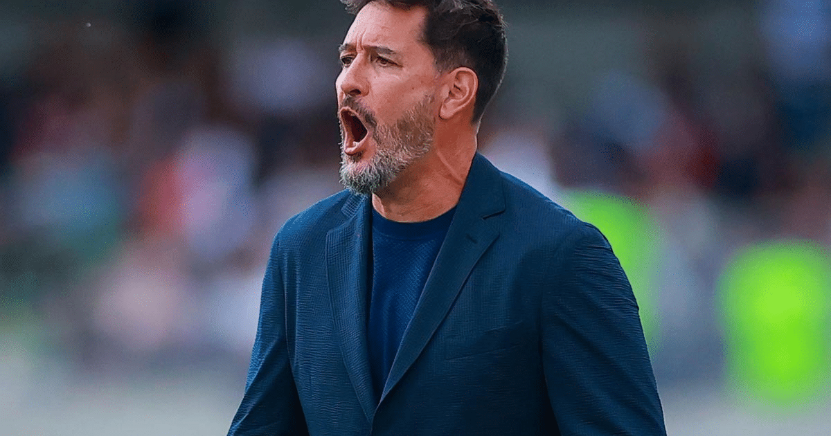Gustavo Lema, ex técnico de Pumas, dando instrucciones en un partido de fútbol