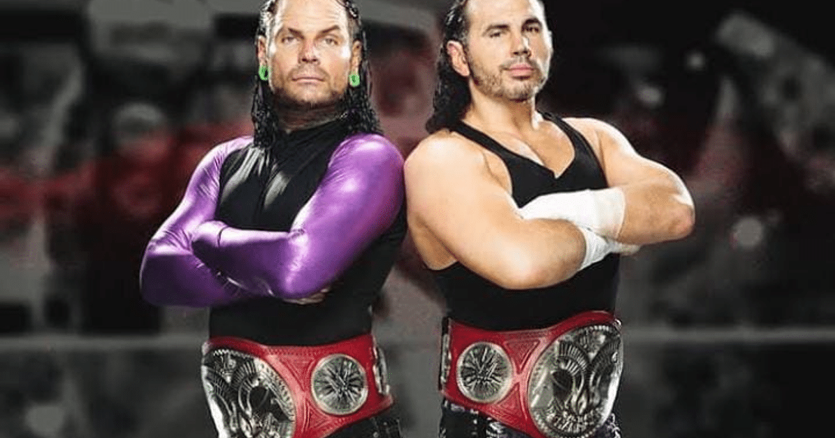 Matt y Jeff Hardy posando con cinturones de campeón en su regreso a WWE NXT