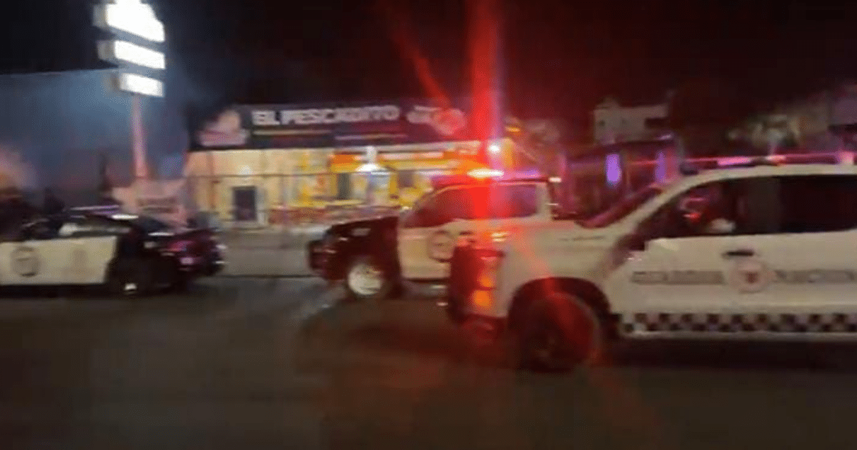 Vehículos policiales con luces intermitentes en Tres Ríos, Culiacán, frente a 'El Pescadito'.