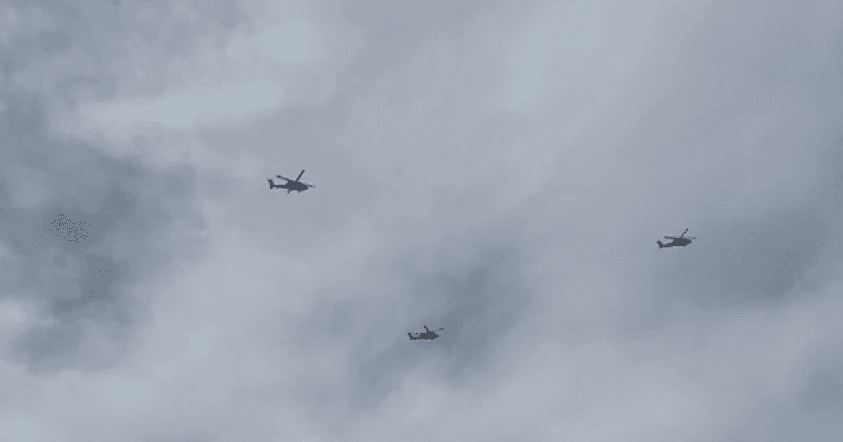 Helicópteros volando en un cielo nublado durante un operativo de vigilancia en Culiacán.