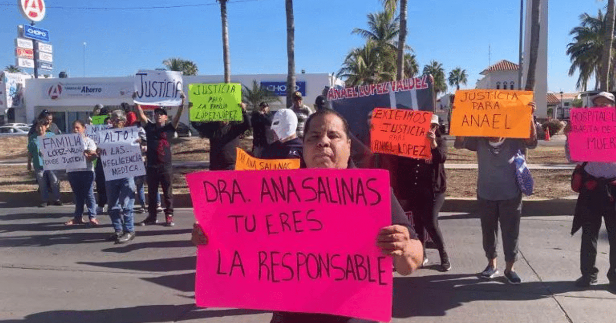 Manifestantes con carteles exigiendo justicia frente al Hospital Marina Mazatlán por presunta negligencia médica.