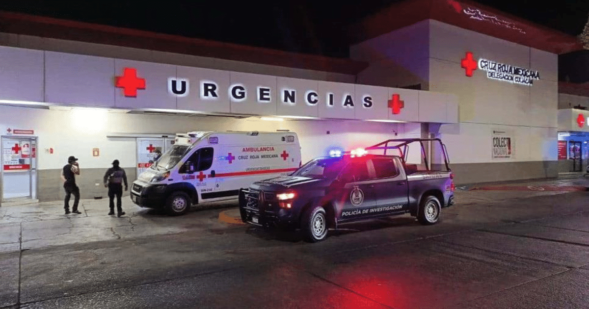 Centro de urgencias de la Cruz Roja en Culiacán con ambulancia y policía de noche