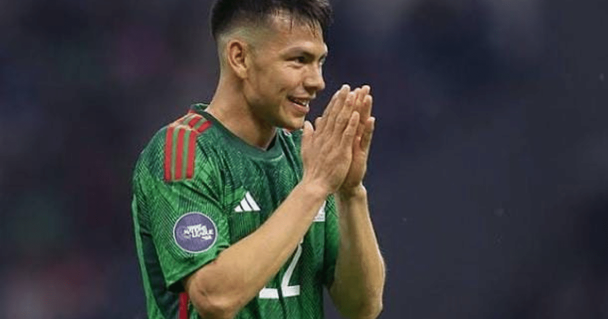 Hirving Lozano en uniforme verde del San Diego FC, sonriendo y con manos juntas.