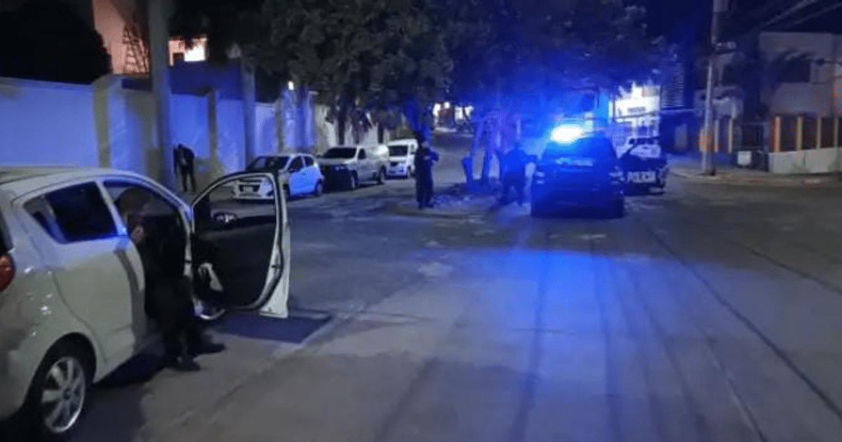 Escena nocturna con vehículos policiales y un automóvil blanco en Montebello, Culiacán.