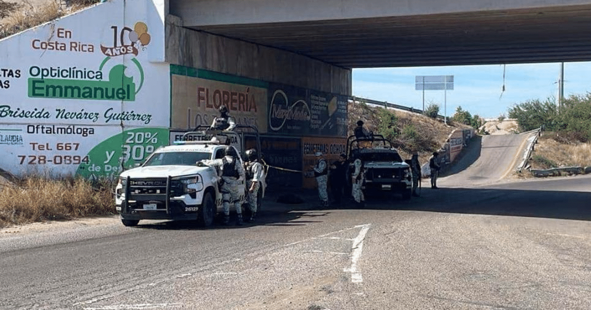 Camionetas y personal de seguridad bajo un puente en operativo relacionado con hallazgo de cadáver en Costa Rica.