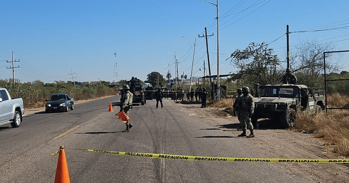 Puesto de control en Culiacán con vehículos militares y soldados en operación de seguridad.