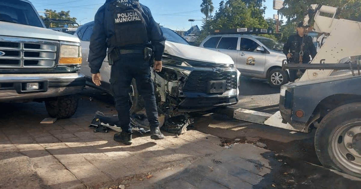 Accidente vehicular en Culiacán con vehículo blanco dañado y presencia policial