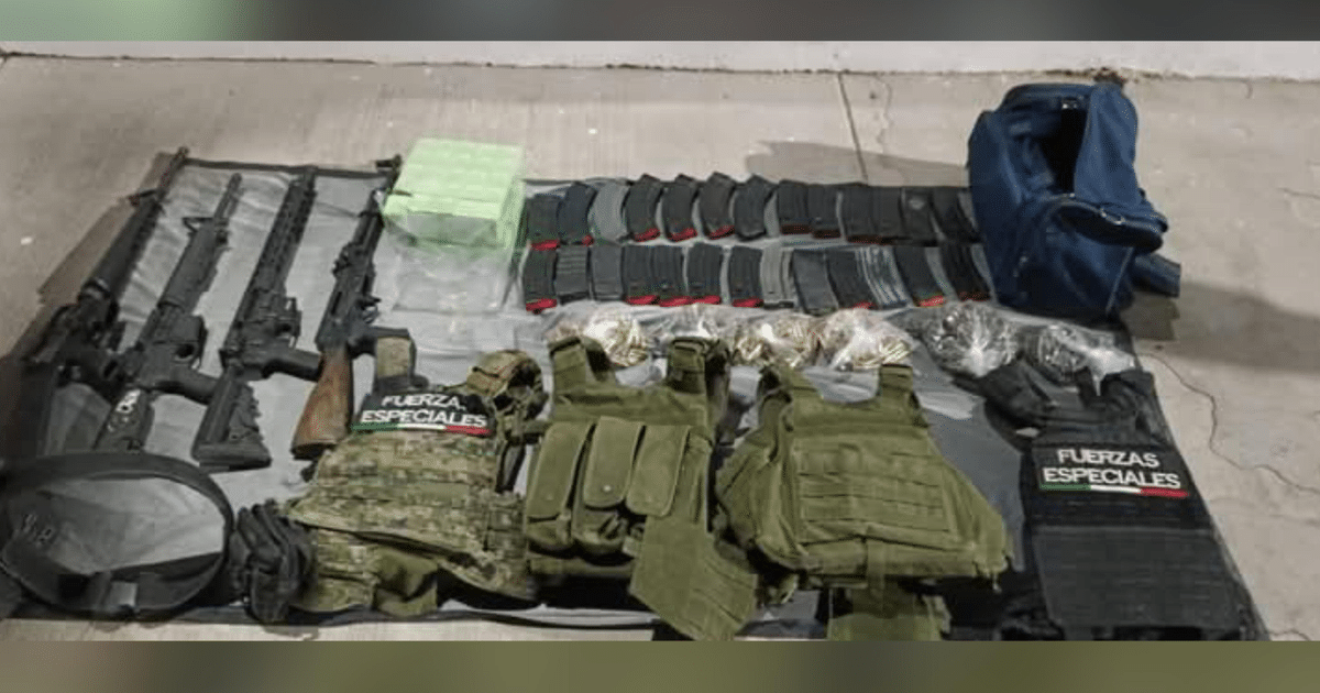Armas y equipo táctico incautados en operativo de seguridad en Navolato, Sinaloa.