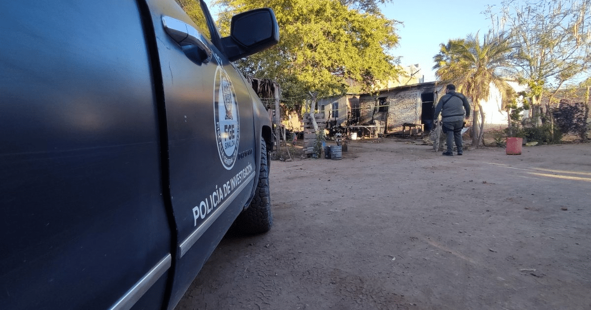 Camioneta de la Policía de Investigaciones en área rural con oficial vigilando