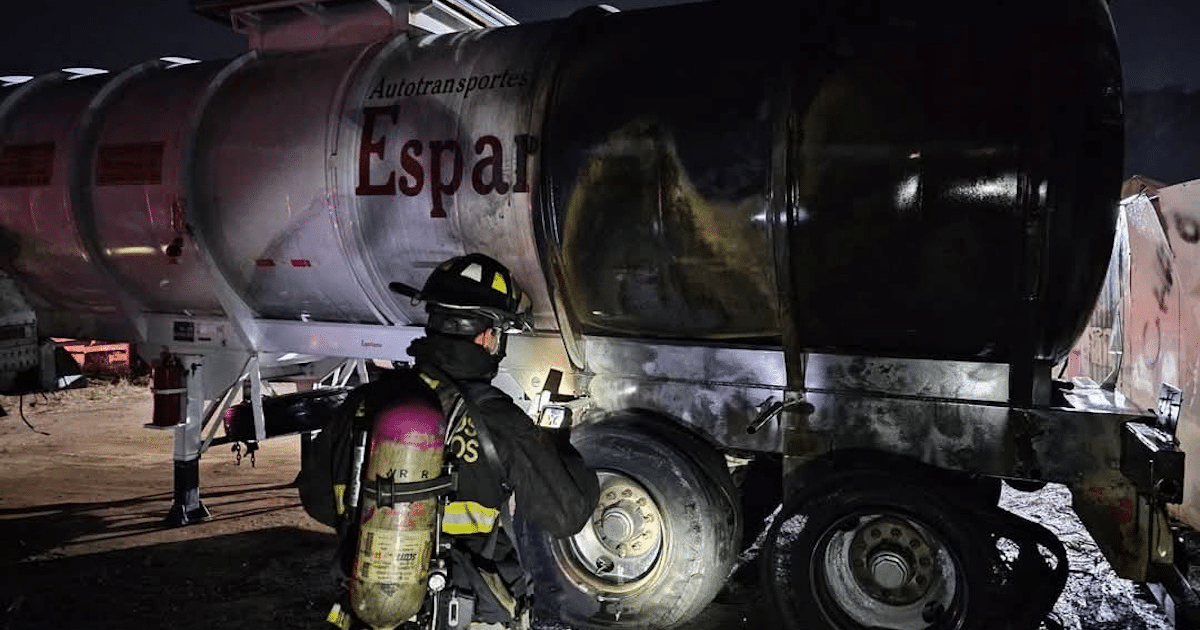 Bombero inspeccionando camión cisterna dañado por incendio en Mazatlán