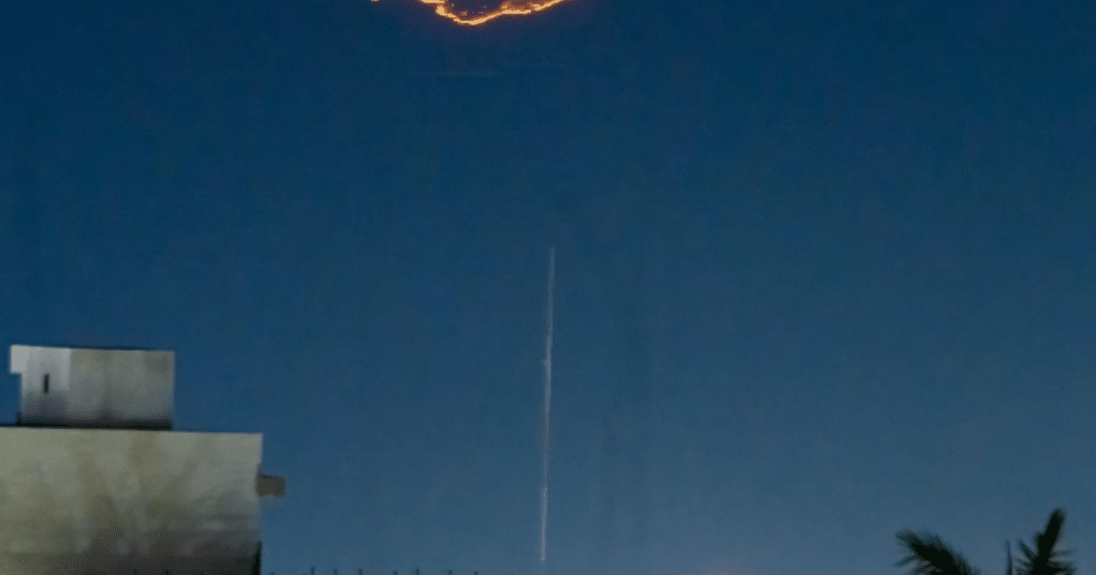 Cielo oscuro con destello brillante y siluetas de edificios, relacionado con incendio en Culiacán