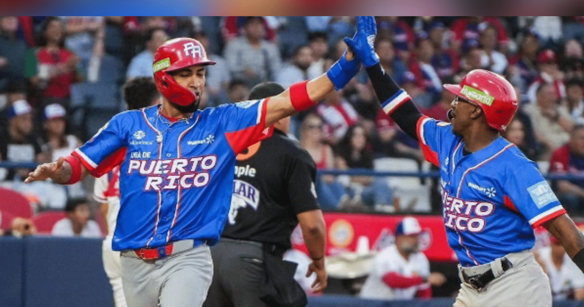 Jugadores de béisbol de Puerto Rico celebrando en el estadio Nido de los Águilas durante la Serie del Caribe.