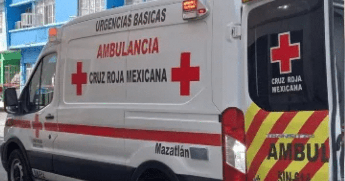Ambulancia de la Cruz Roja Mexicana estacionada en una calle de Mazatlán, relacionada con un incidente mortal.