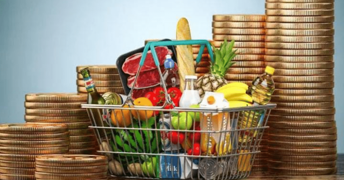Carrito de compras con alimentos y monedas, representando la inflación en México.
