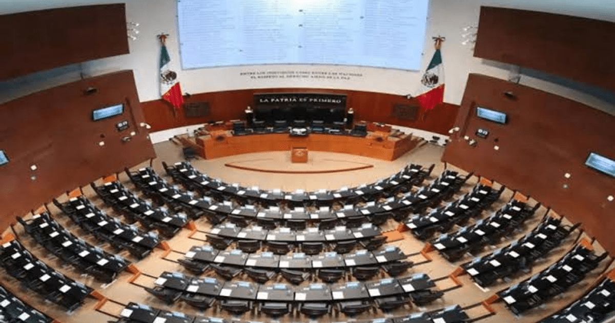 Interior del Senado de México con asientos semicirculares y banderas mexicanas