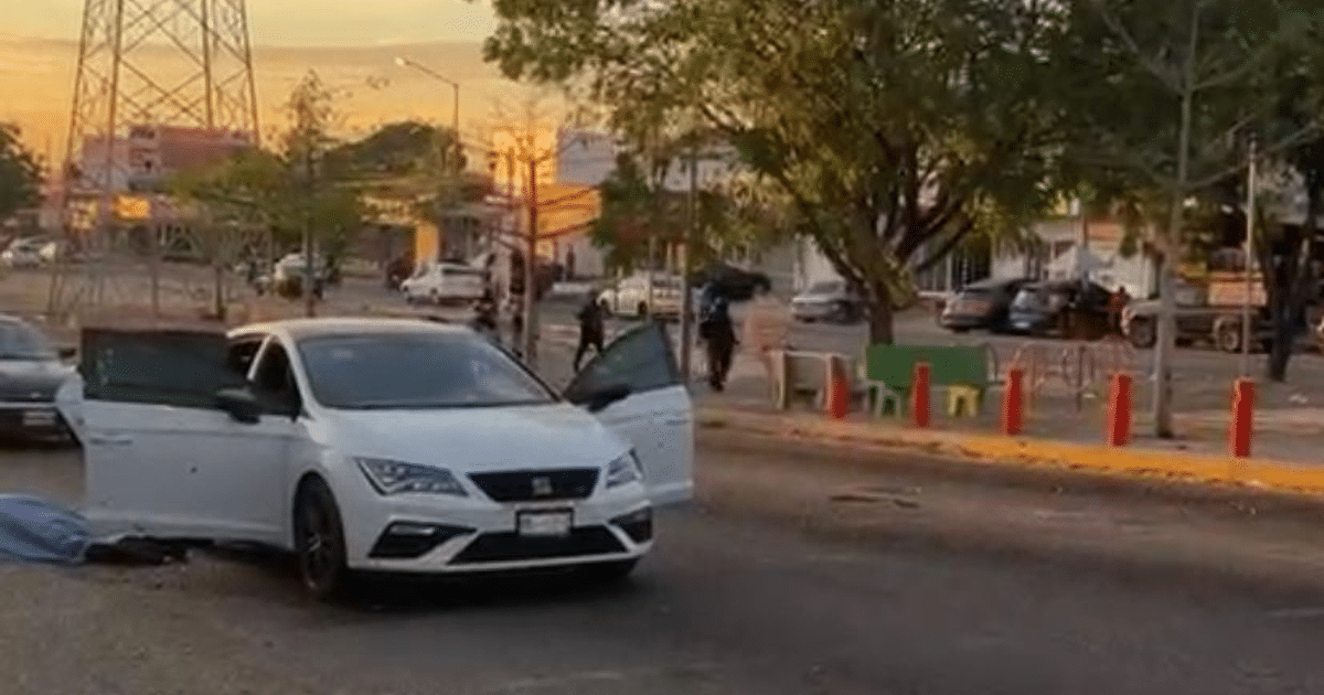Coche blanco con puertas abiertas en Culiacán, escena de incidente violento.