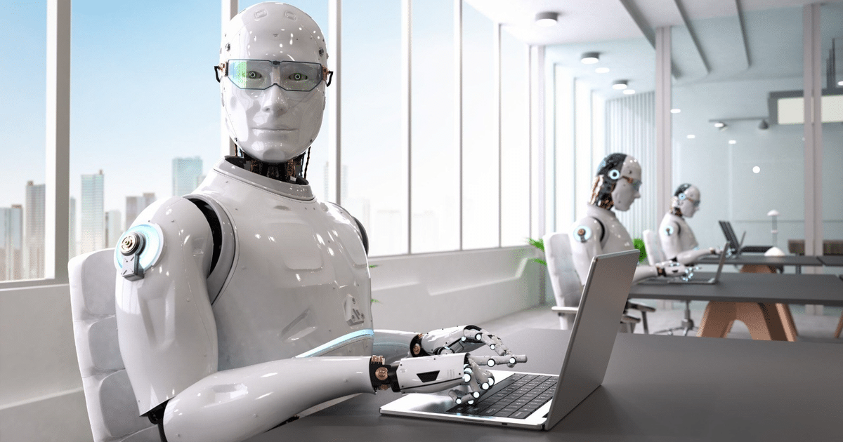 Robots humanoides trabajando en una oficina futurista con computadoras portátiles y vistas de la ciudad.