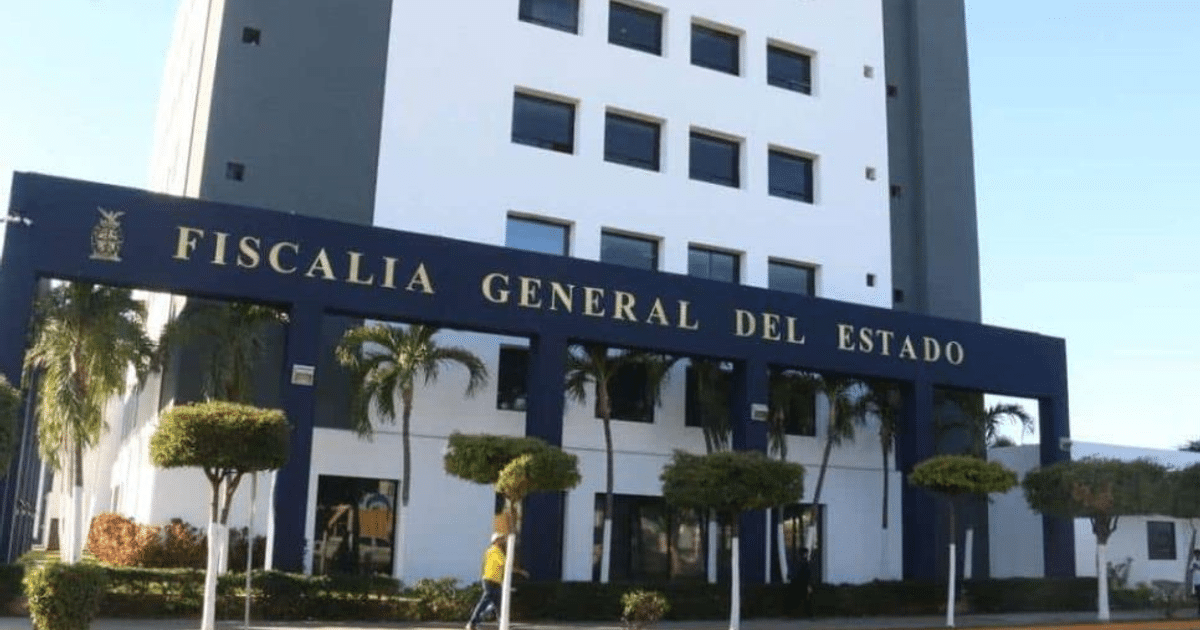 Edificio de la Fiscalía General del Estado con personas caminando al frente