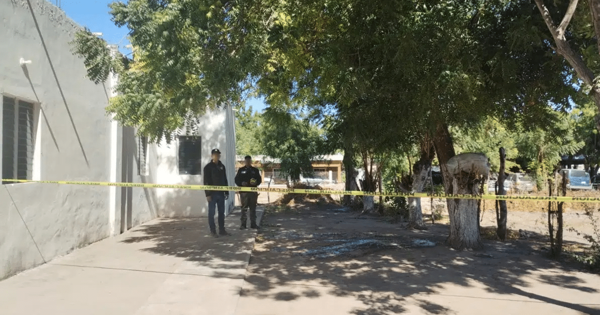 Área exterior con camino pavimentado, árboles y cinta de precaución en Las Moritas.
