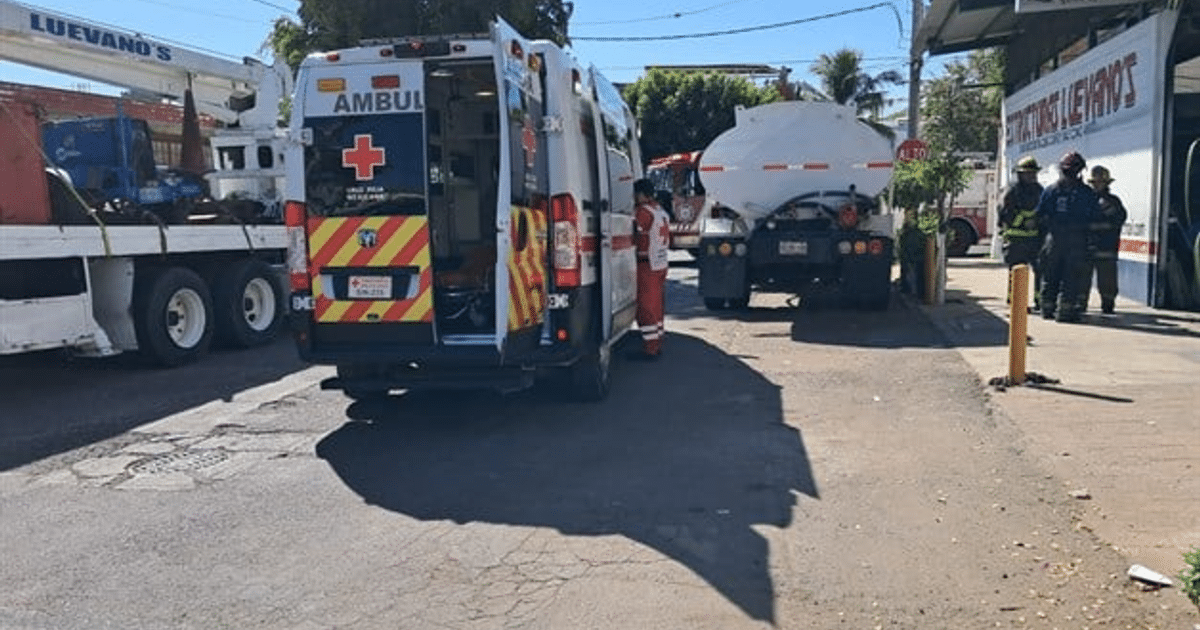 Ambulancia de la Cruz Roja en escena de emergencia urbana con trabajadores observando.