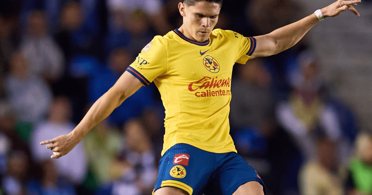 Israel Reyes en acción durante un partido, con rumores de transferencia al club Roma.