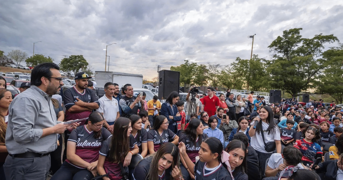 Grupo de personas en evento deportivo al aire libre en Culiacán, con jóvenes vistiendo camisetas de 'Culiacán'.
