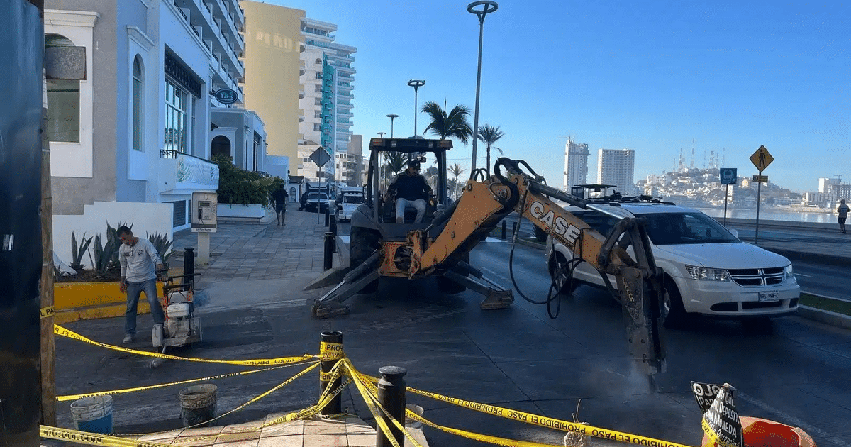 Retroexcavadora y trabajadores en obra de construcción en Mazatlán, Sinaloa.