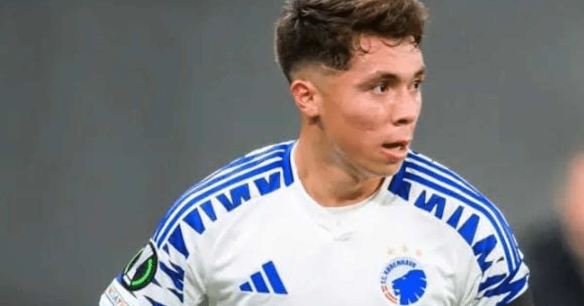 Jugador de fútbol en camiseta blanca y azul en acción durante un partido de la Conference League.