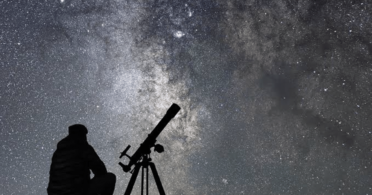 Persona con telescopio observando la Luna llena en Leo y la Vía Láctea.