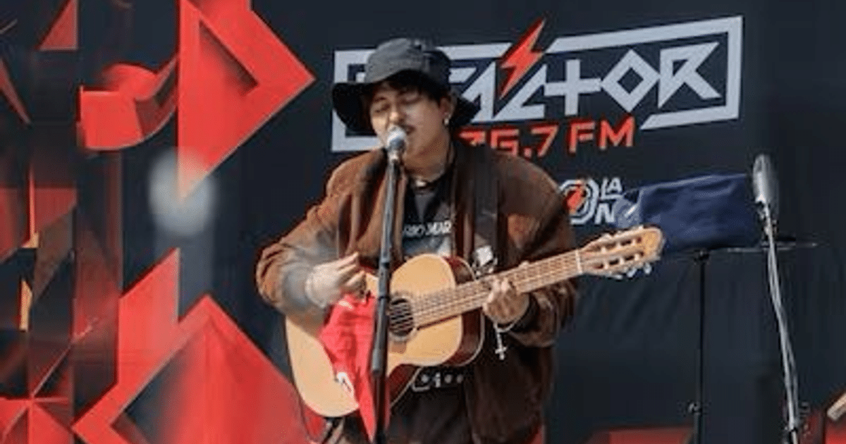Macario Martínez tocando guitarra y cantando en la Estela de Luz