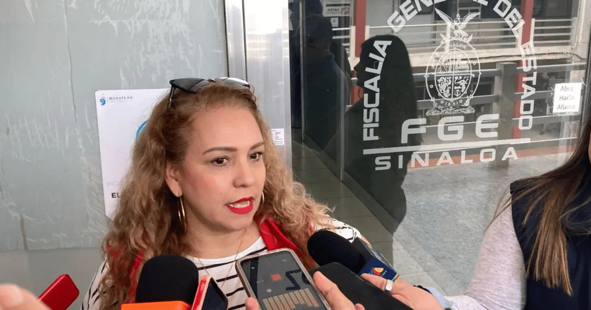 Mujer en conferencia de prensa sobre maltrato animal en Sinaloa