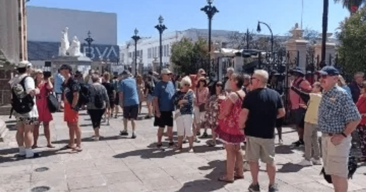 Grupo de personas en una plaza de Mazatlán durante la llegada del crucero Discovery Princess