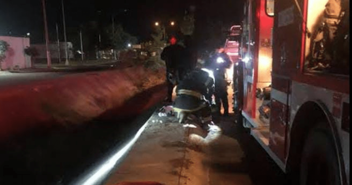 Bomberos y servicios de emergencia atienden a un herido en un rescate nocturno en Mazatlán.