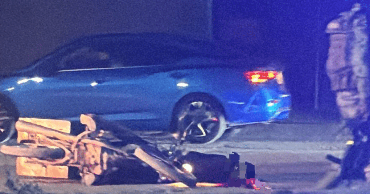 Vehículo volcado en carretera con luces de emergencia y coche azul al fondo, relacionado con incidente en Mazatlán.