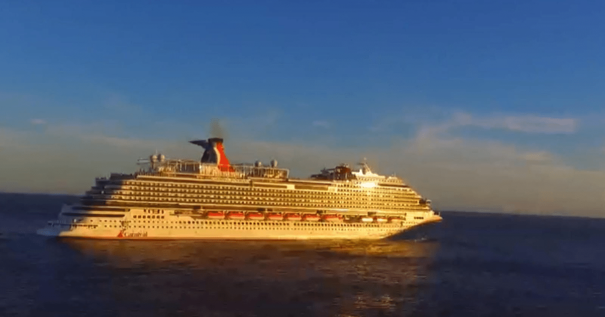 Crucero Carnival Panorama navegando en el mar con cielo azul y nubes.
