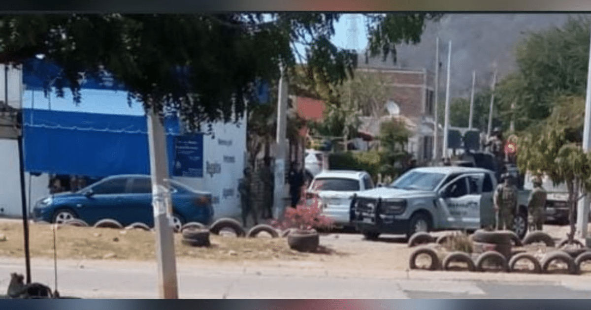 Operativo de seguridad en Mazatlán con vehículos y personal uniformado