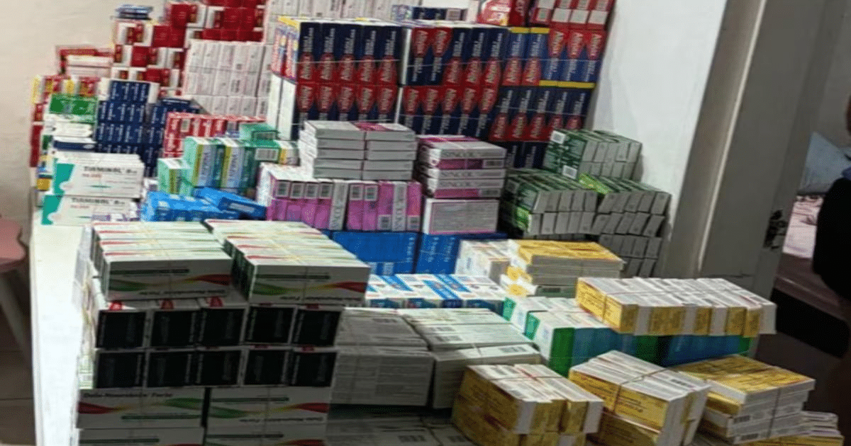 Cajas de medicamentos apiladas tras decomiso en operativo de seguridad