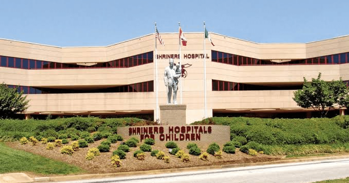 Hospital Shriners para Niños con estatua y áreas verdes al frente