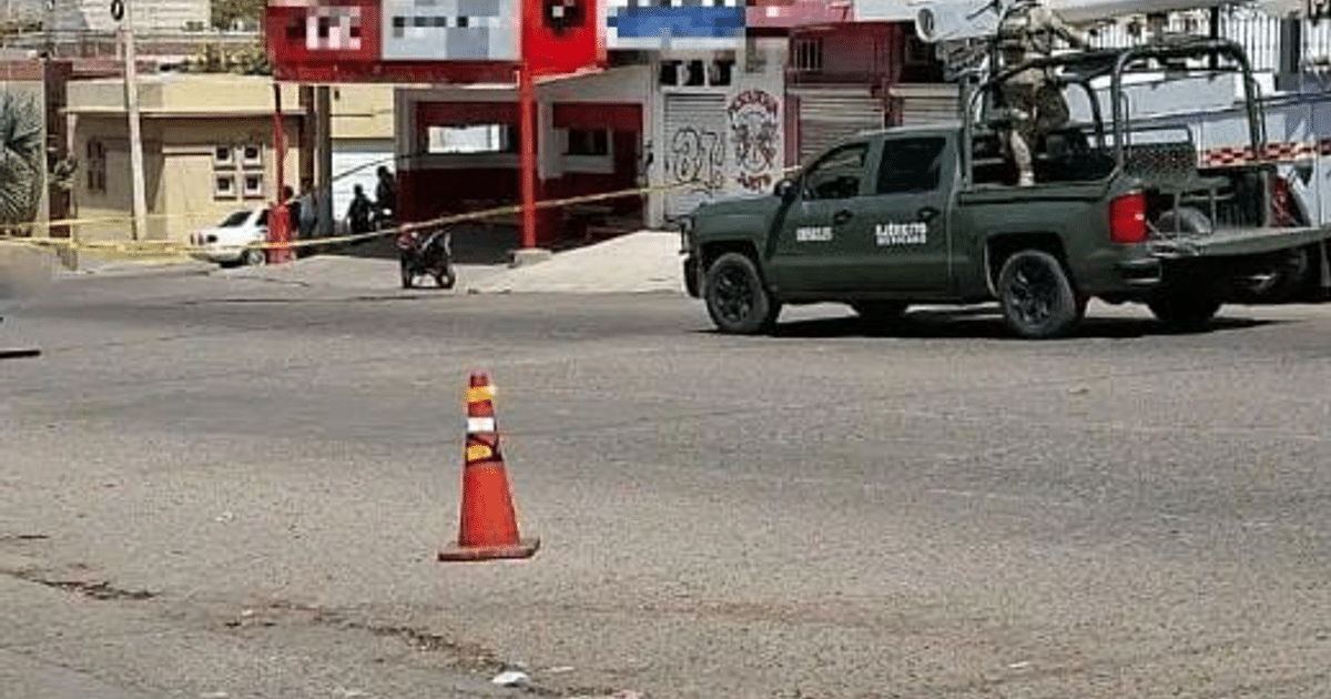 Vehículo militar verde en área acordonada en Culiacán, con cono de tráfico y cinta de precaución.