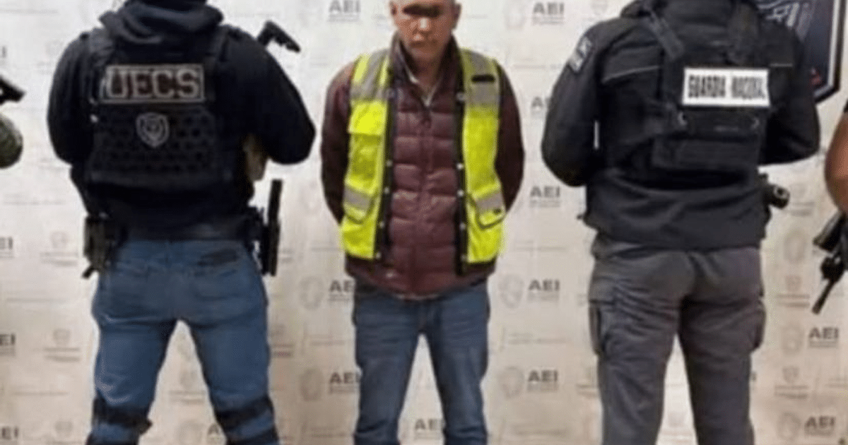 Hombre detenido con chaleco amarillo escoltado por agentes de la UECS y Guardia Nacional en operativo en Chihuahua.