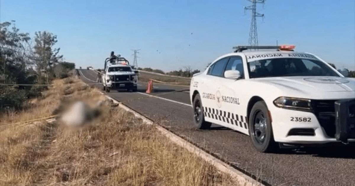 Operativo de la Guardia Nacional en carretera de Navolato con vehículo y agentes presentes