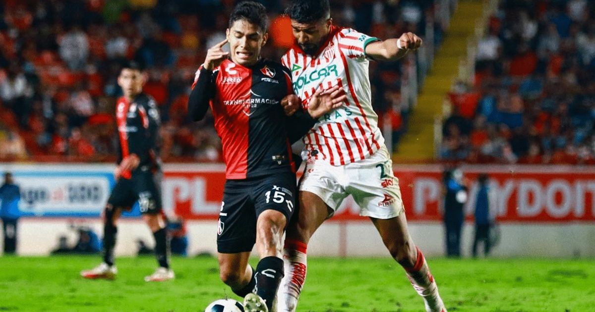 Jugadores de Necaxa y Atlas en acción durante el partido en el Estadio Jalisco