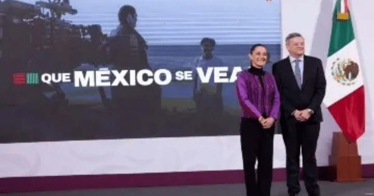 Dos personas sonrientes frente a un fondo con texto y una bandera de México, relacionadas con la inversión de Netflix en el país.