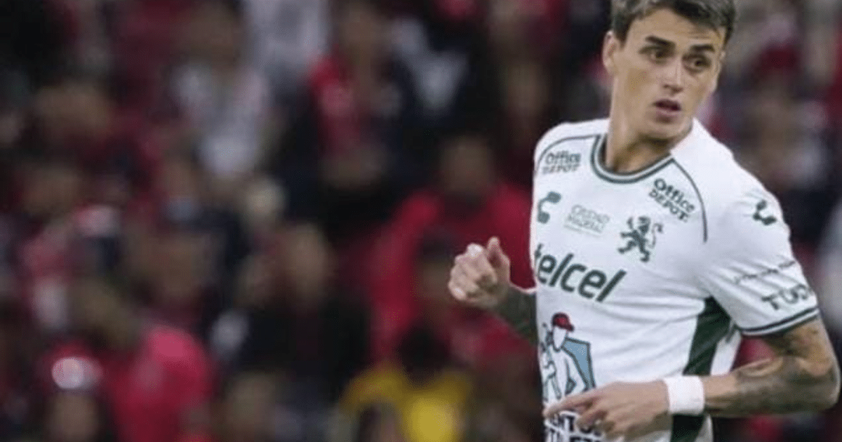 Nico Fonseca en movimiento durante un partido de fútbol con camiseta blanca y verde