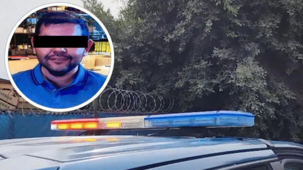 Vehículo policial con luces de emergencia y retrato de persona con ojos cubiertos, cerca de alambre de púas y vegetación al fondo.